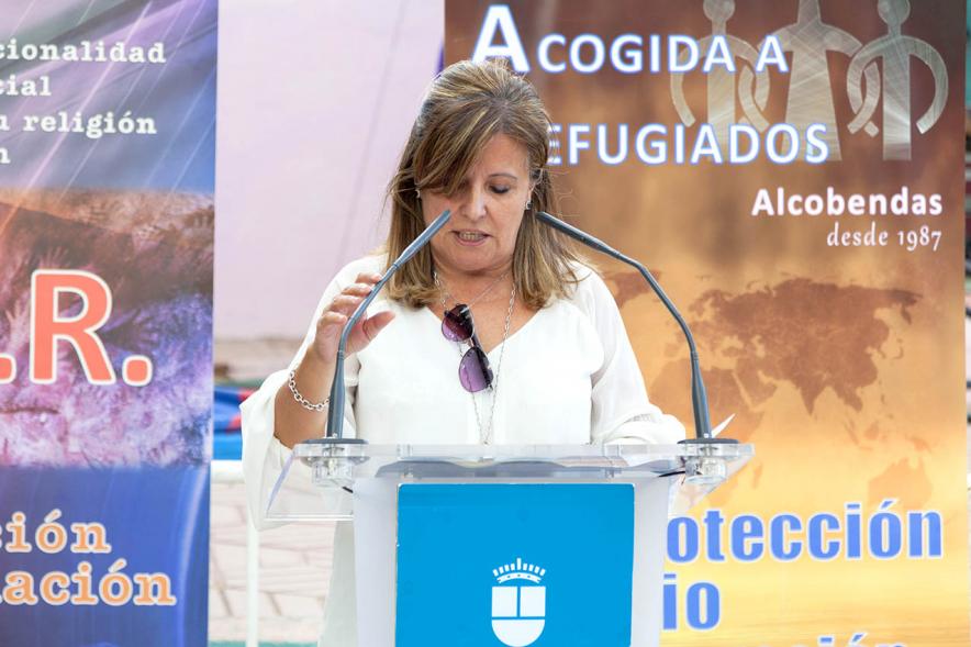 Celebración del Día del Arcoiris 2018 - Primer plano del discurso de  la concejal desde el atril.
