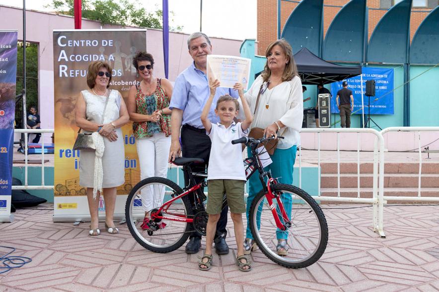 Celebración del Día del Arcoiris 2018 - Imagen del regalo de una bicicleta a un niño. 