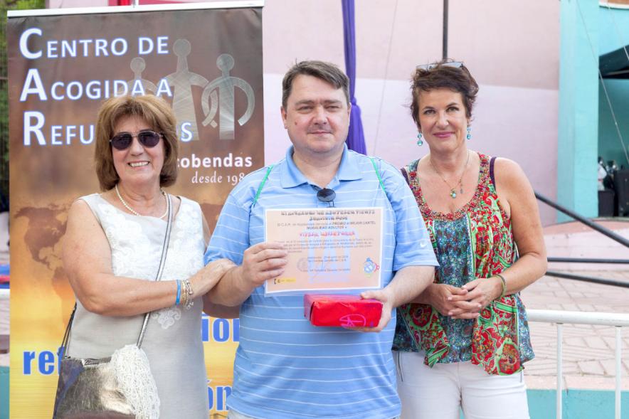 Celebración del Día del Arcoiris 2018 - Imagen de la entrega de regalos a un refugiado.