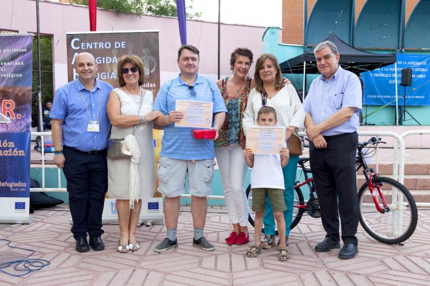 Celebración del Día del Arcoiris 2018 - Posado de los colaboradores del Centro de Atención al Refugiado con los premiados.