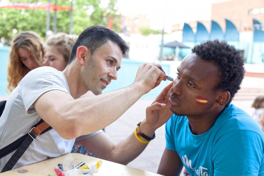 Celebración del Día del Arcoiris 2018 -  Imagen de las actividades multiculturales, dos jóvenes pintándose la cara.