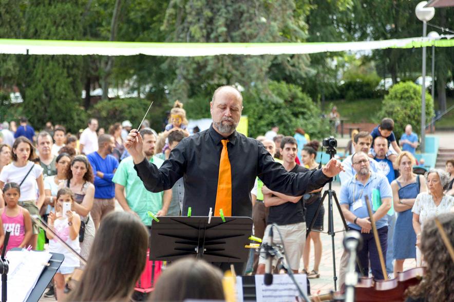 Celebración del Día del Arcoiris 2018 - Imagen del director de la orquesta y el público.