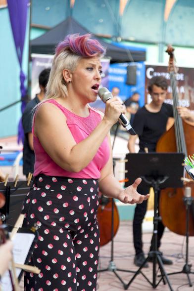 Celebración del Día del Arcoiris 2018 -  Primer plano de la actuación  musical.