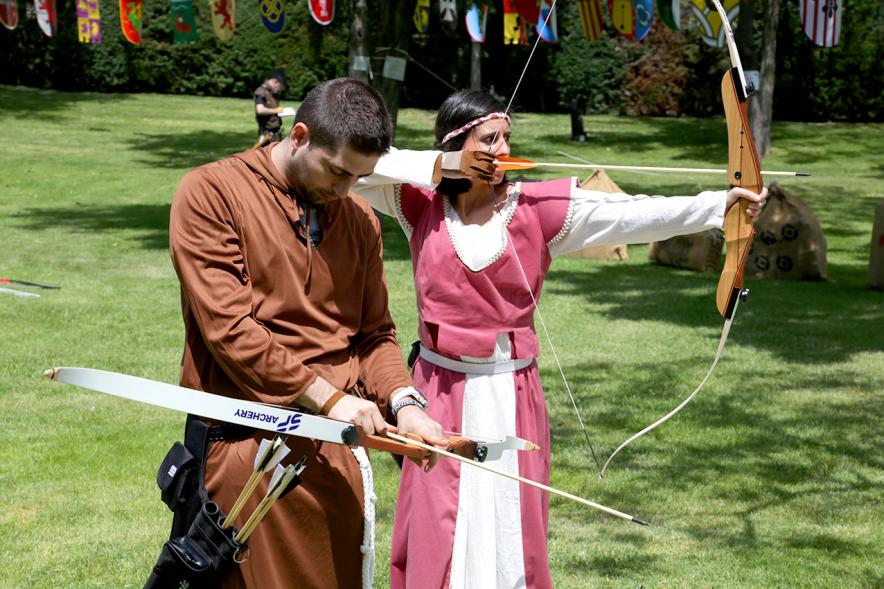 IXª Gran Tirada Medieval Ciudad de Alcobendas - Arqueros de Ulises - Imagen de dos arqueros medievales disparando.