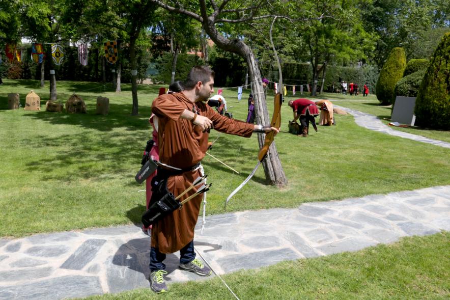 IXª Gran Tirada Medieval Ciudad de Alcobendas - Arqueros de Ulises -  Imagen de un arquero medieval disparando.