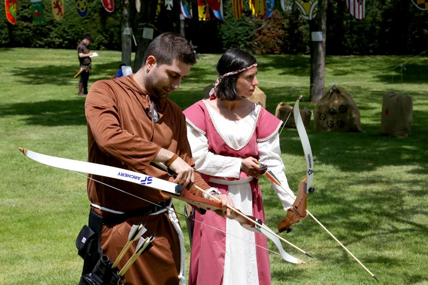 IXª Gran Tirada Medieval Ciudad de Alcobendas - Arqueros de Ulises - Dos arqueros medievales preparándose.