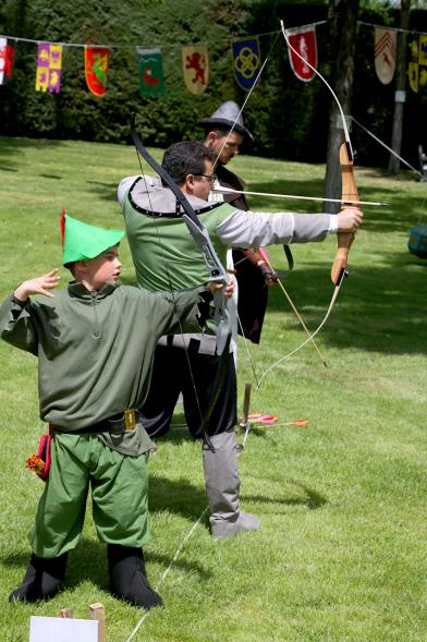 IXª Gran Tirada Medieval Ciudad de Alcobendas - Arqueros de Ulises - Tres arqueros medievales disparando.