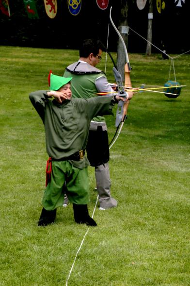 IXª Gran Tirada Medieval Ciudad de Alcobendas - Arqueros de Ulises - Dos arqueros medievales disparando.