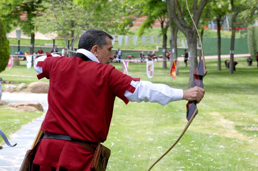 IXª Gran Tirada Medieval Ciudad de Alcobendas - Arqueros de Ulises -  Imagen de un arquero medieval disparando.