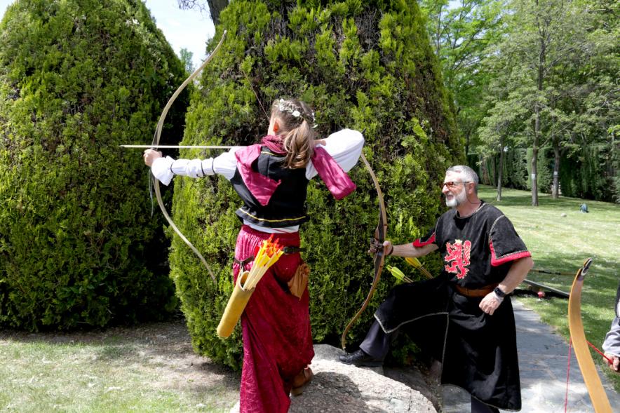 IXª Gran Tirada Medieval Ciudad de Alcobendas - Arqueros de Ulises -Dos arqueros medievales preparándose.