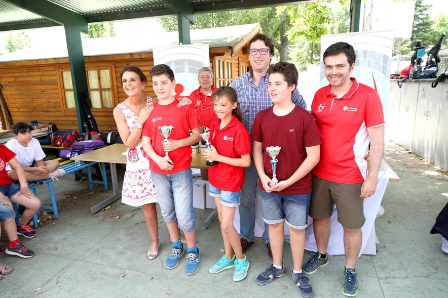 VIIº Trofeo Tiro con Arco Arqueros de Ulises - Imagen de ganadores de los trofeos infantiles con las personas que los han entregado.