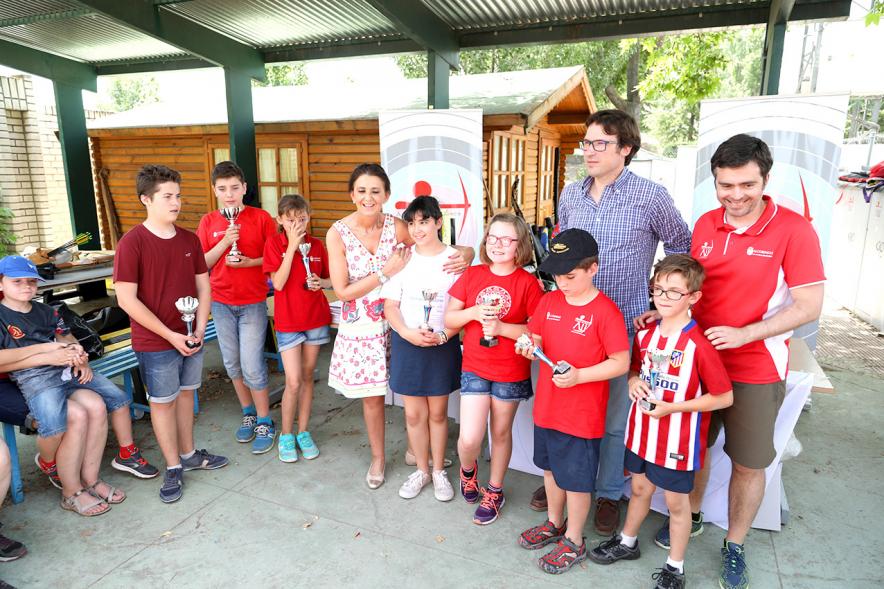 VIIº Trofeo Tiro con Arco Arqueros de Ulises - Imagen de ganadores de los trofeos infantiles con las personas que los han entregado.