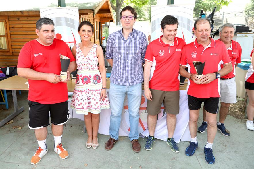 VIIº Trofeo Tiro con Arco Arqueros de Ulises - Imagen de ganadores de los trofeos con las personas que los han entregado.
