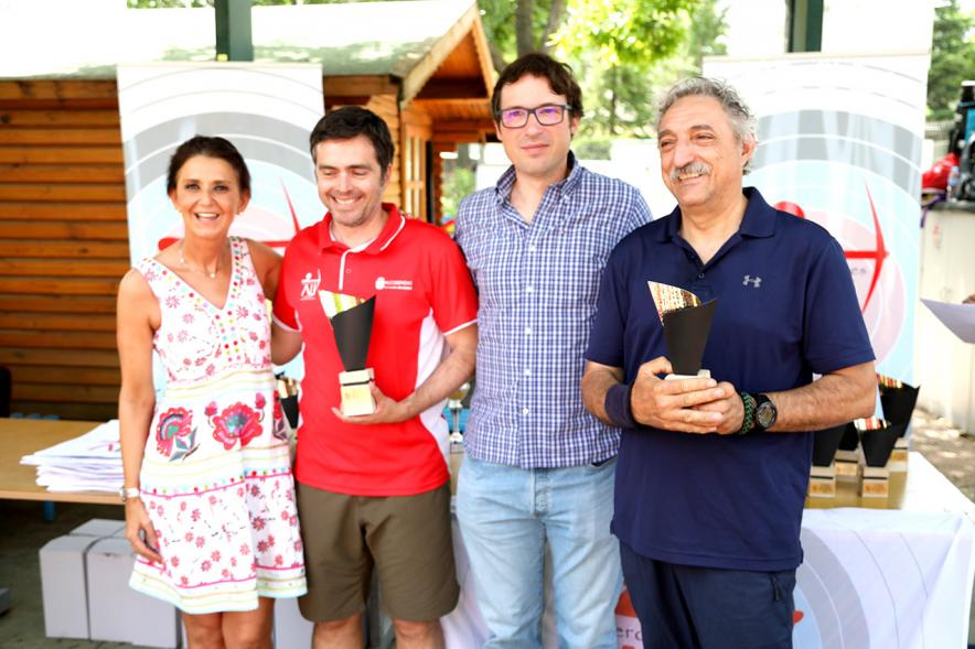 VIIº Trofeo Tiro con Arco Arqueros de Ulises - Imagen de ganadores de los trofeos con las personas que los han entregado.