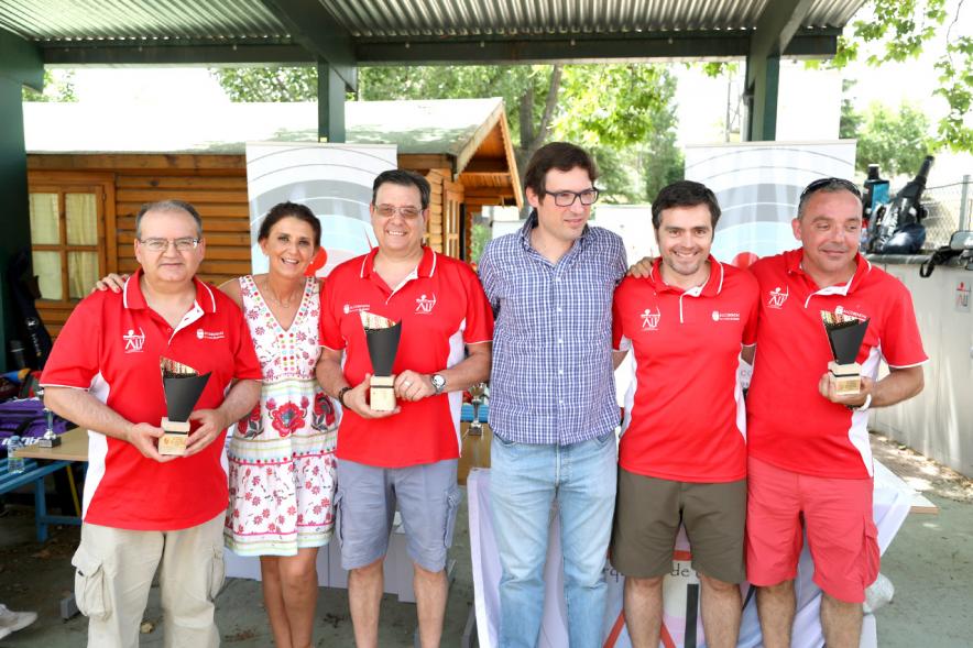 VIIº Trofeo Tiro con Arco Arqueros de Ulises - Imagen de ganadores de los trofeos con las personas que los han entregado.