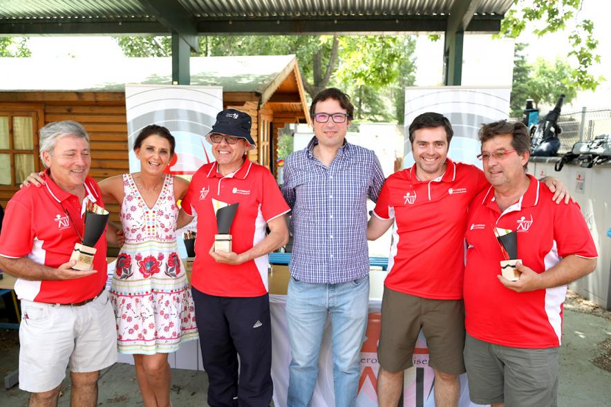 VIIº Trofeo Tiro con Arco Arqueros de Ulises - Imagen de algunos de los ganadores de los trofeos con las personas que los han entregado.