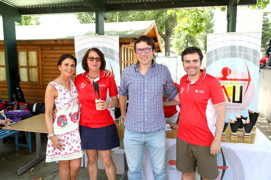 VIIº Trofeo Tiro con Arco Arqueros de Ulises - Imagen de ganadores de los trofeos con las personas que los han entregado.