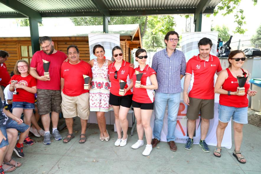 VIIº Trofeo Tiro con Arco Arqueros de Ulises - Imagen de algunos de los ganadores de los trofeos con las personas que los han entregado.