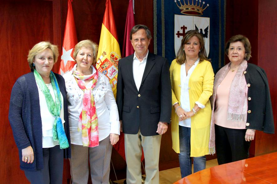 Firmantes posan tras la firma