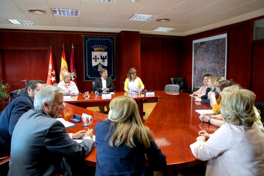 Representantes de cada una de las partes en la firma del acuerdo