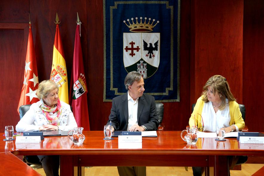 Firmantes charlan durante el encuentro