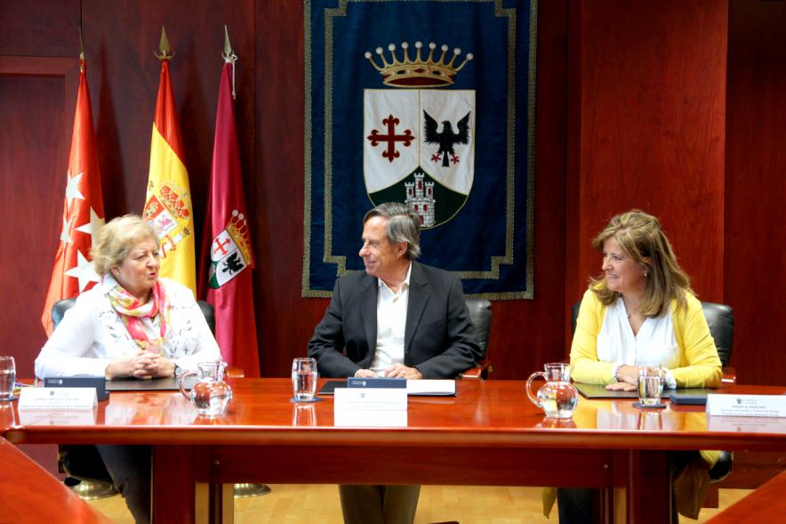 Firmantes charlan durante el encuentro
