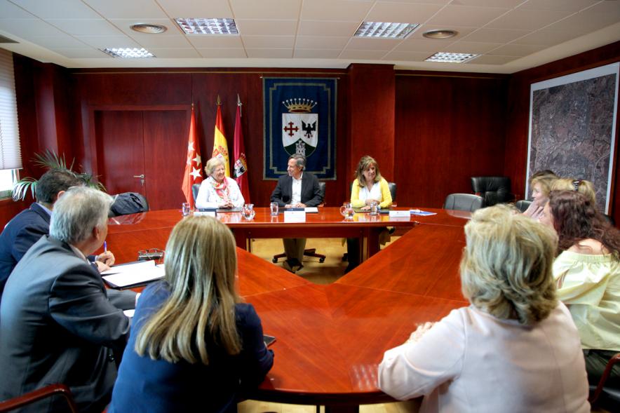 Representantes de cada una de las partes en la firma del acuerdo