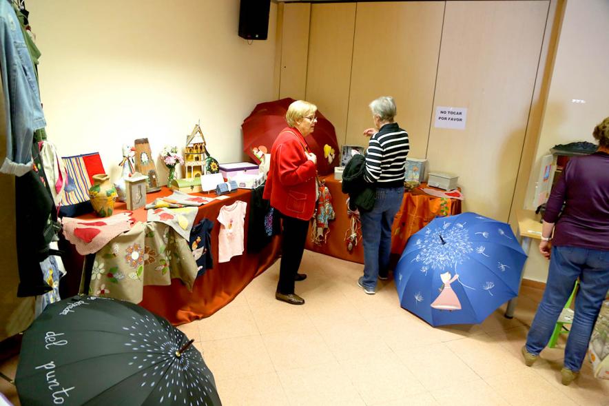 Exposición Asociación de Artesanas de Alcobendas - Imagen de parte de la exposición, paraguas,  muebles,  ropa. 