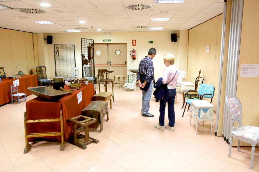 Exposición Asociación de Artesanas de Alcobendas - Panorámica de la exposición  y varios visitantes.