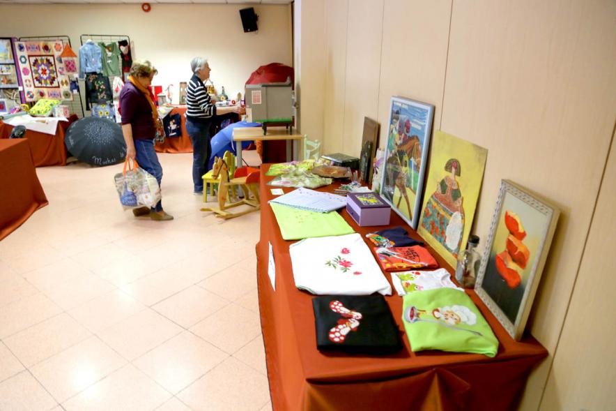 Exposición Asociación de Artesanas de Alcobendas - Imagen de parte de los productos artesanos con dos visitas.