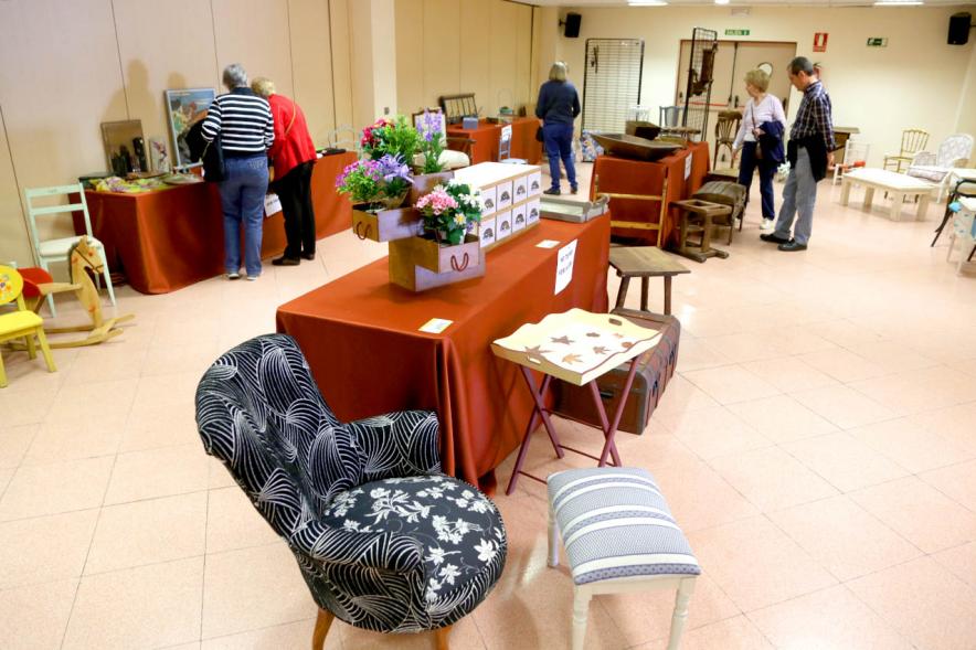 Exposición Asociación de Artesanas de Alcobendas - Imagen de los muebles, sillones y productos textiles de la exposición.