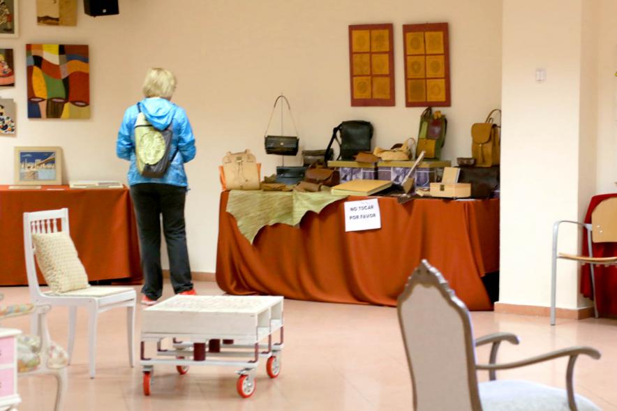 Exposición Asociación de Artesanas de Alcobendas -  Panorámica de la exposición con todos los productos artesano  y varios visitantes.