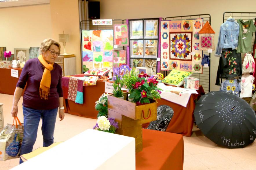Exposición Asociación de Artesanas de Alcobendas - Panorámica de la exposición con productos artesanales de textil y manualidades.