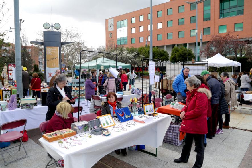 Paseo del Arte y de la Artesanía - Días Europeos de la Artesanía - Exposiciones de Artesanía Tradicional en la Plaza Mayor - Imagen de unas personas mirando los productos de uno de los stand.