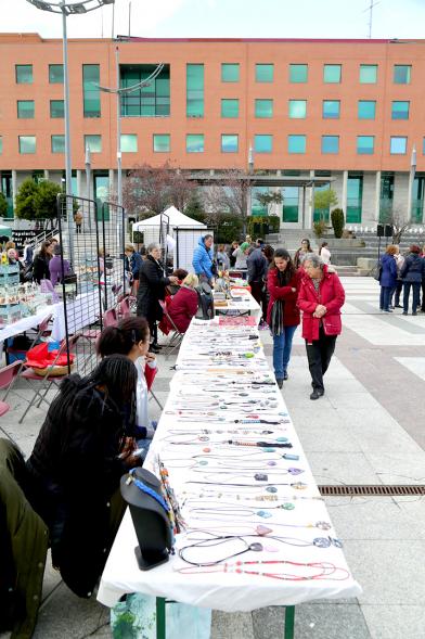 Paseo del Arte y de la Artesanía - Días Europeos de la Artesanía - Exposiciones de Artesanía Tradicional en la Plaza Mayor - Imagen de una persona mirando los productos de uno de los stand.