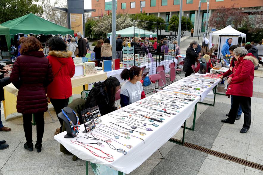 Paseo del Arte y de la Artesanía - Días Europeos de la Artesanía - Exposiciones de Artesanía Tradicional en la Plaza Mayor - Imagen de una persona mirando los productos de uno de los stand.