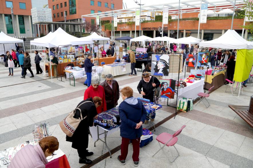 Paseo del Arte y de la Artesanía - Días Europeos de la Artesanía - Exposiciones de Artesanía Tradicional en la Plaza Mayor - Imagen de los diferentes stands de la feria y del público asistente.