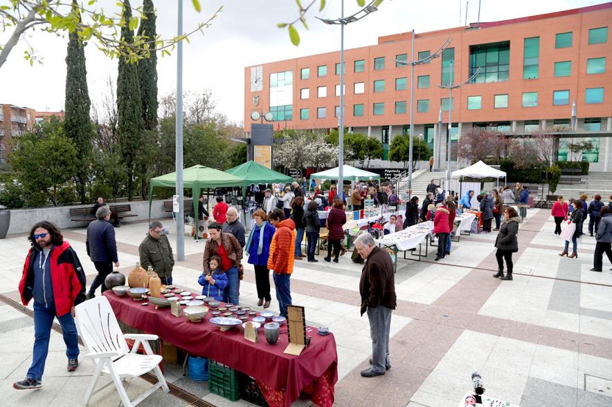 Paseo del Arte y de la Artesanía - Días Europeos de la Artesanía - Exposiciones de Artesanía Tradicional en la Plaza Mayor - Imagen de una persona mirando los productos de uno de los stand.