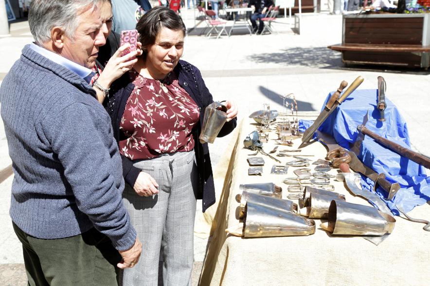 Días Europeos de la Artesanía - Paseo del Arte y la Artesanía - Un artesano y su mercancía.