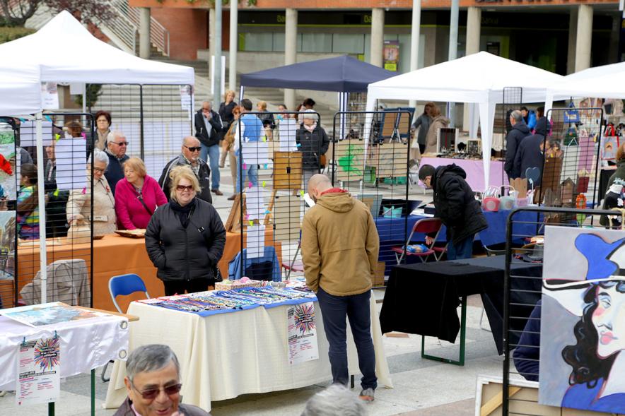 Paseo del Arte y de la Artesanía - Días Europeos de la Artesanía - Exposiciones de Artesanía Tradicional en la Plaza Mayor - Imagen de los diferentes stands de la feria.