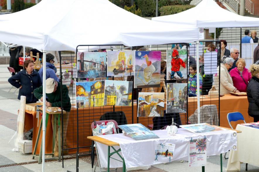 Paseo del Arte y de la Artesanía - Días Europeos de la Artesanía - Exposiciones de Artesanía Tradicional en la Plaza Mayor - Imagen de los diferentes stands de la feria y del público asistente.