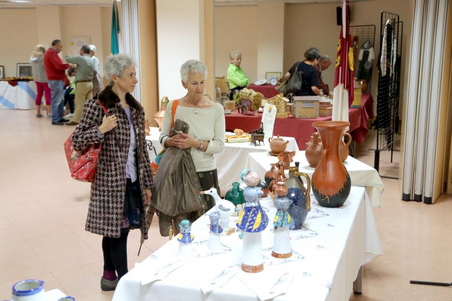 Visitantes en la  Exposiciones de Artesanía Tradicional .