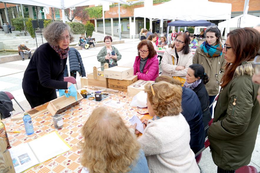 Paseo del Arte y de la Artesanía - Días Europeos de la Artesanía - Exposiciones de Artesanía Tradicional en la Plaza Mayor - Imagen de unas personas mirando los productos de uno de los stand.