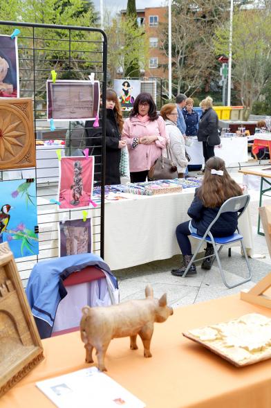 Paseo del Arte y de la Artesanía - Días Europeos de la Artesanía - Exposiciones de Artesanía Tradicional en la Plaza Mayor - Imagen de una persona mirando los productos de uno de los stand.