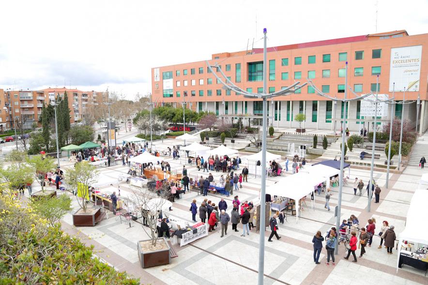 Paseo del Arte y de la Artesanía - Días Europeos de la Artesanía - Exposiciones de Artesanía Tradicional en la Plaza Mayor - Imagen panorámica de la feria que se ha montado en la plaza delante del ayuntamiento.