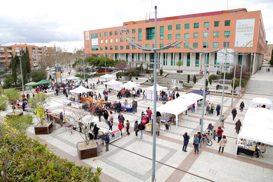 Paseo del Arte y de la Artesanía - Días Europeos de la Artesanía - Exposiciones de Artesanía Tradicional en la Plaza Mayor - Imagen panorámica de la feria que se ha montado en la plaza delante del ayuntamiento.