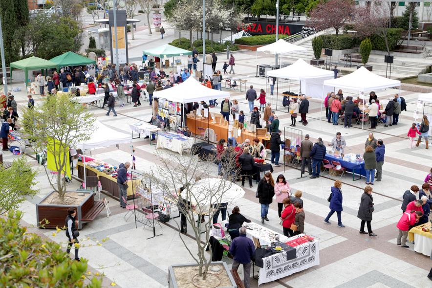Paseo del Arte y de la Artesanía - Días Europeos de la Artesanía - Exposiciones de Artesanía Tradicional en la Plaza Mayor - Imagen panorámica de la feria que se ha montado en la plaza delante del ayuntamiento.
