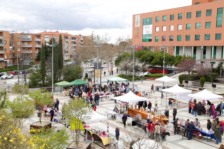 Paseo del Arte y de la Artesanía - Días Europeos de la Artesanía - Exposiciones de Artesanía Tradicional en la Plaza Mayor - Imagen panorámica de la feria que se ha montado en la plaza delante del ayuntamiento.