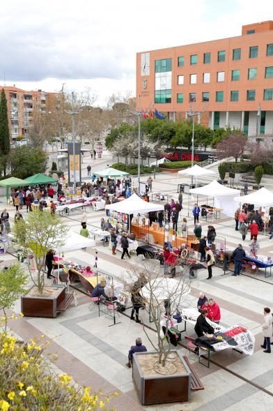 Paseo del Arte y de la Artesanía - Días Europeos de la Artesanía - Exposiciones de Artesanía Tradicional en la Plaza Mayor - Imagen panorámica de la feria que se ha montado en la plaza delante del ayuntamiento.