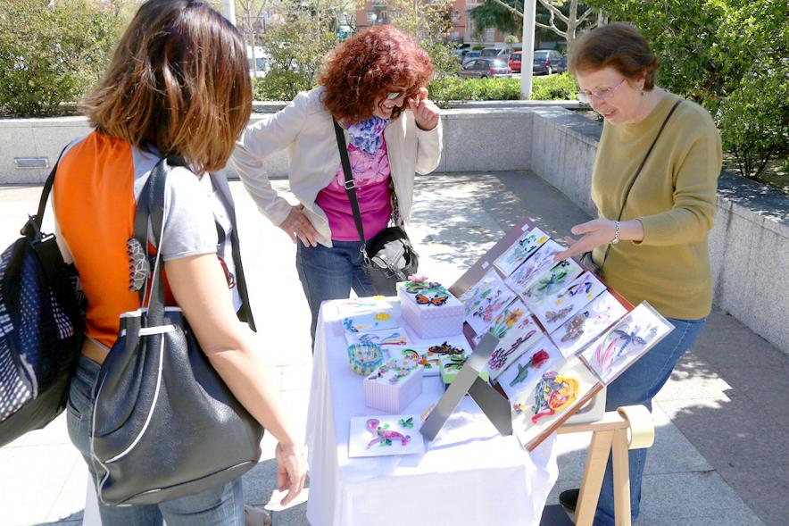 Días Europeos de la Artesanía - Paseo del Arte y la Artesanía - Un artesano y su mercancía.